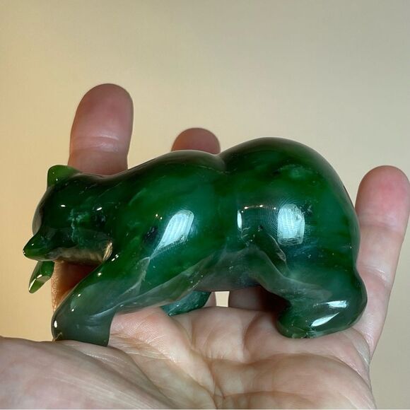 Canadian Nephrite Jade majestic Grizzly Bear with fish sculpture - Picture 16 of 17